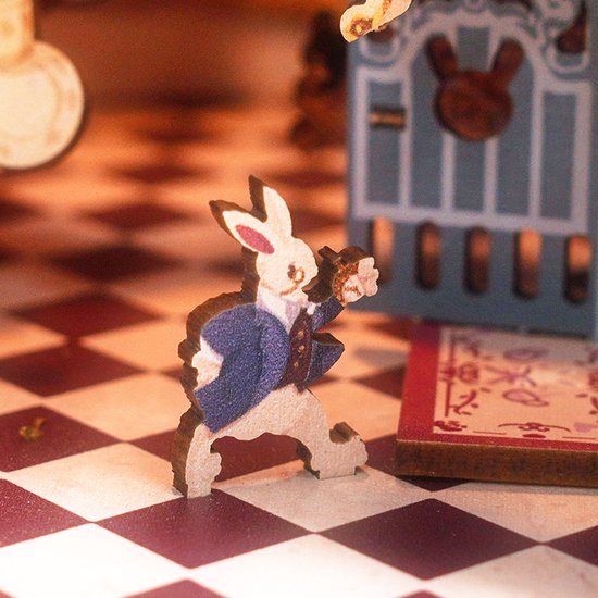 DIY Book Nook - Alice in Wonderland